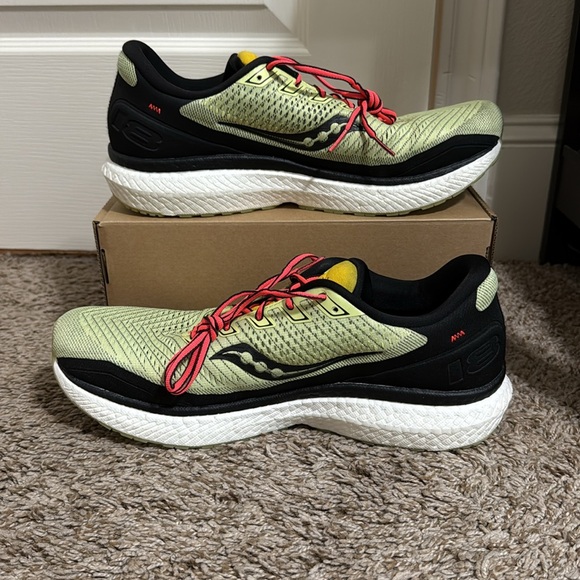 Saucony Light Green Athletic Shoes with Red Highlights - Picture 2 of 6